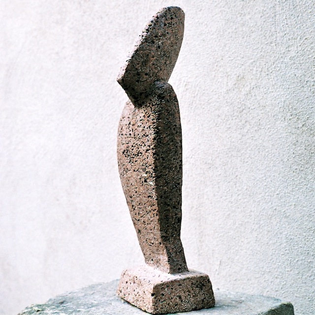 Double Form, 1999, Kunststein, Höhe 40 cm