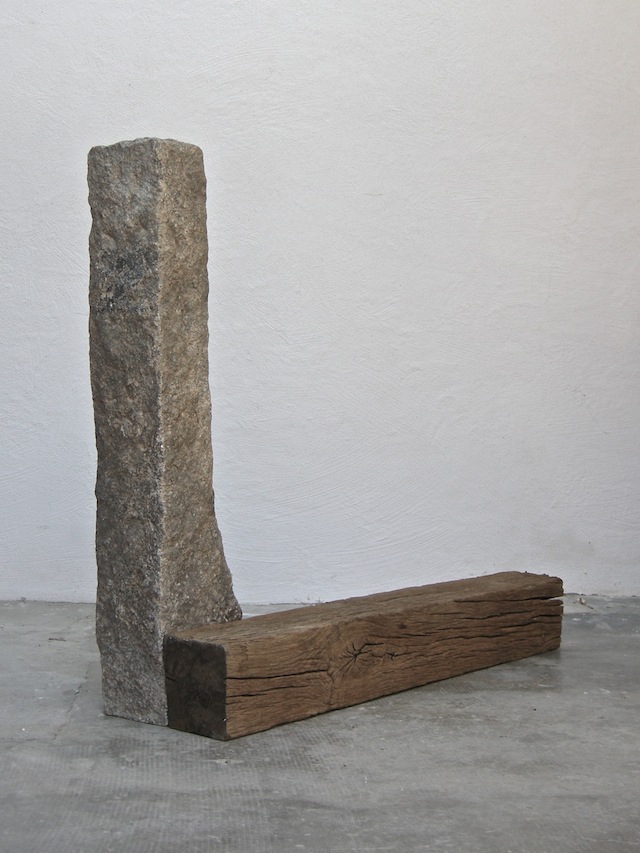 Upright angle, 2015, Granit, Eiche, Höhe 70 cm