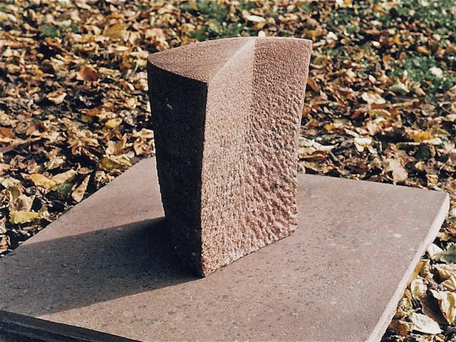 Grenzstein, 1999, Sandstein, Höhe 40 cm, Kunstsammlung Landkreis Breisgau Hochschwarzwald, Freiburg