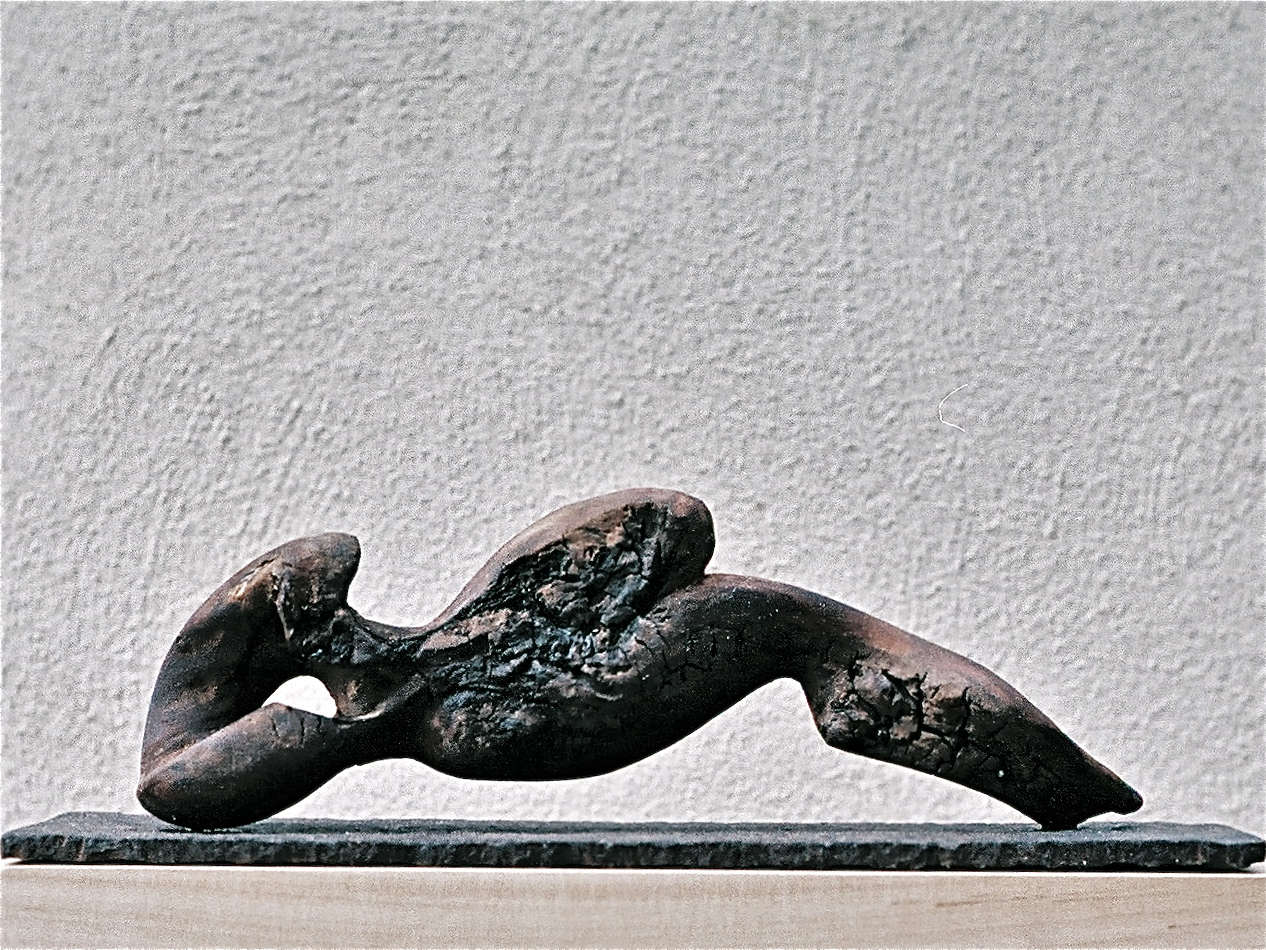 Wave, 2003, Holz auf Eisensockel, Länge 30 cm