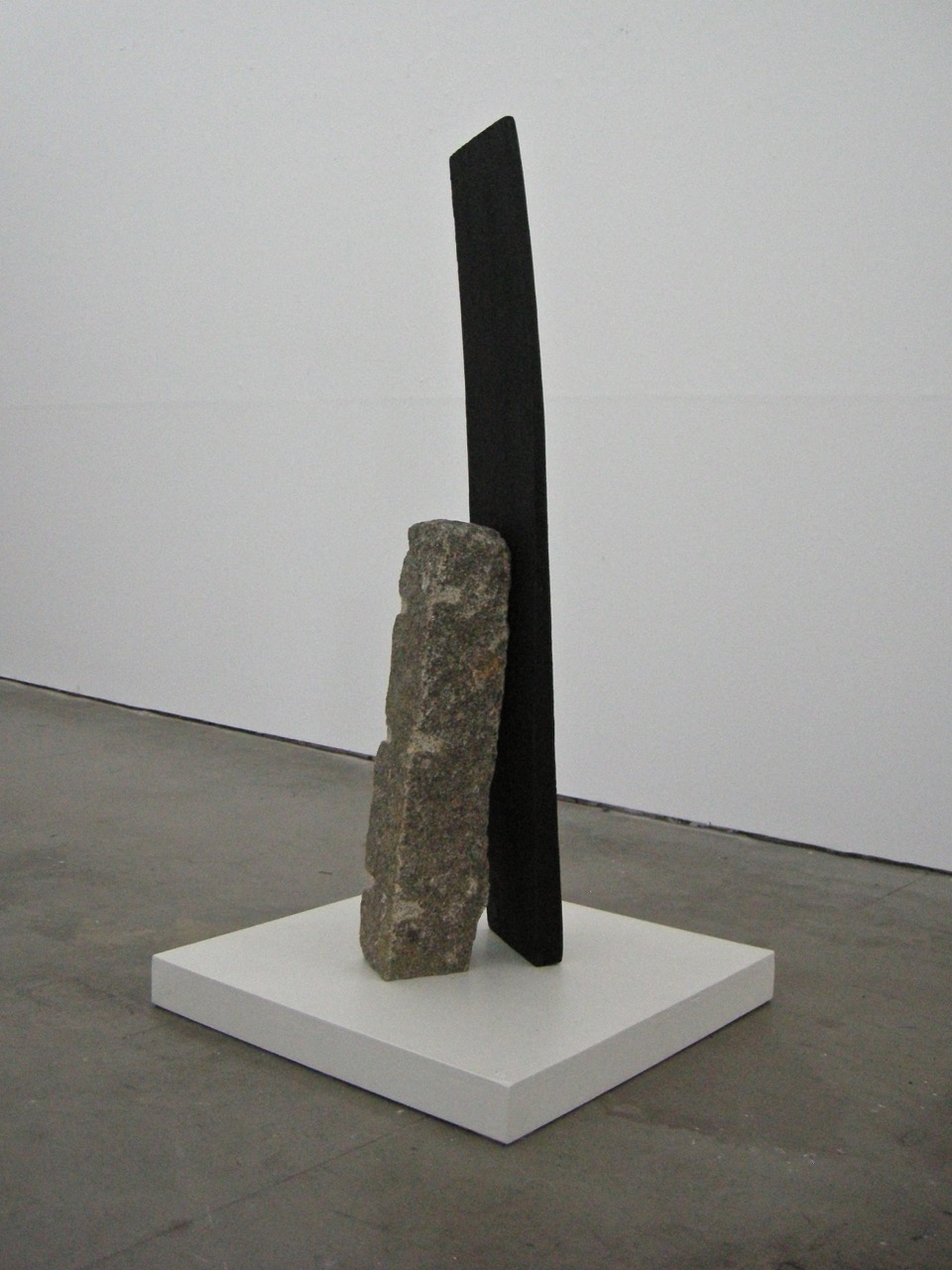 Leaning 2019, Granit, Eiche geflämmt, Höhe 140 cm
