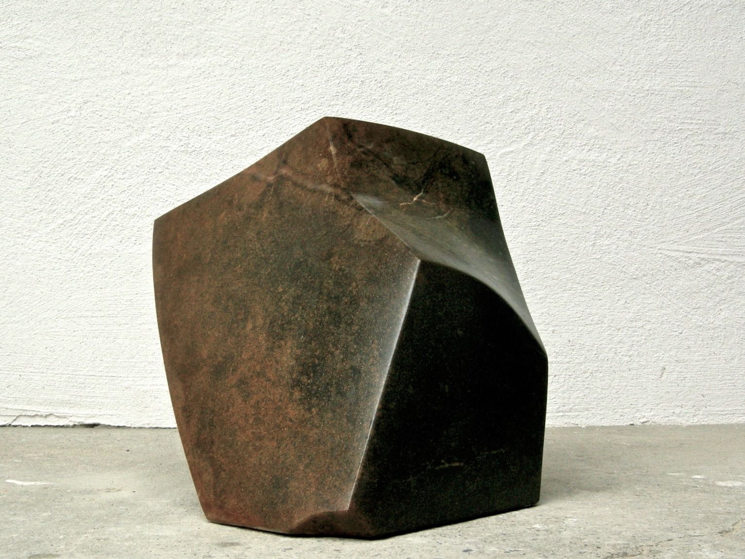 Off Balance, 2012, steatit 45 x 35 x 40 cm