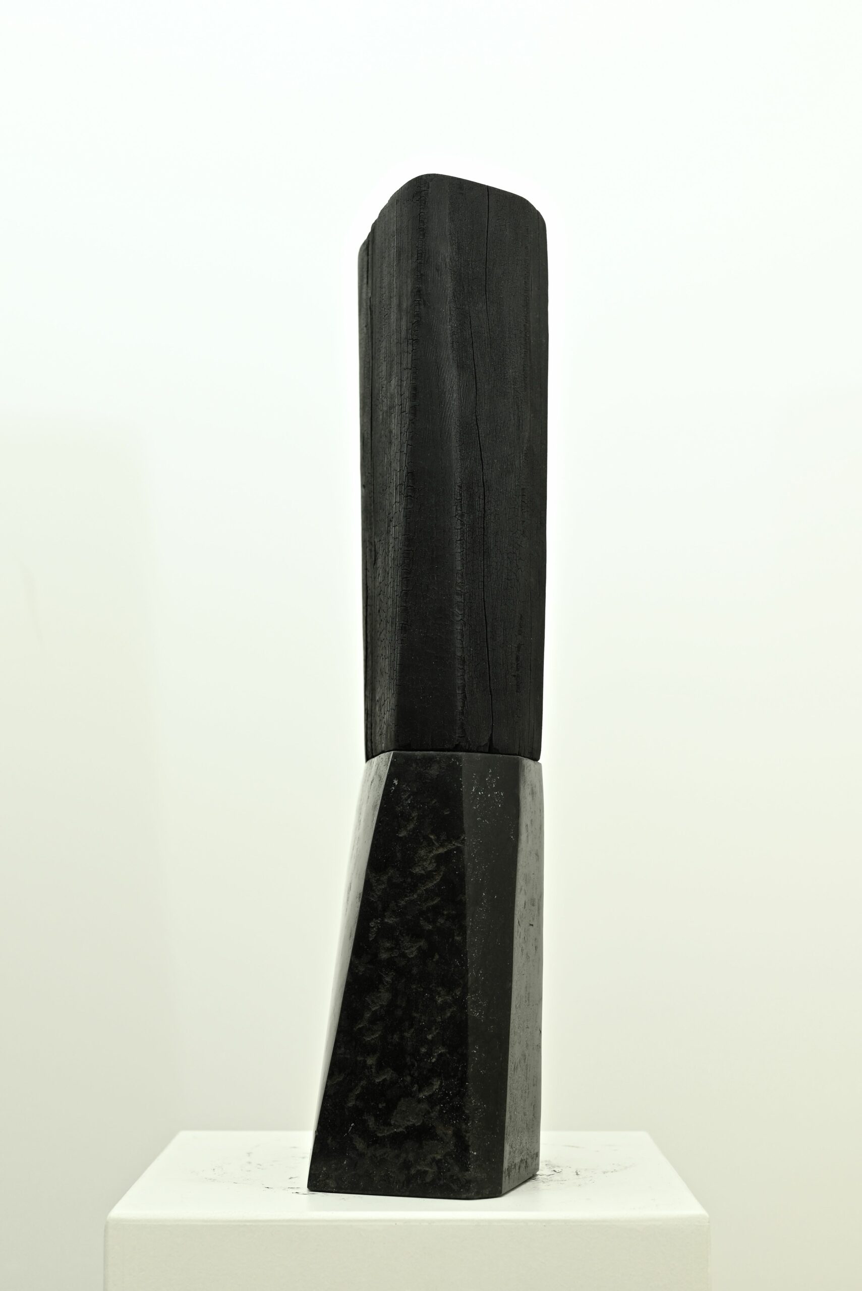 Black on black, 2020, Kirsche geflämmt, Diabas, Höhe 54 cm