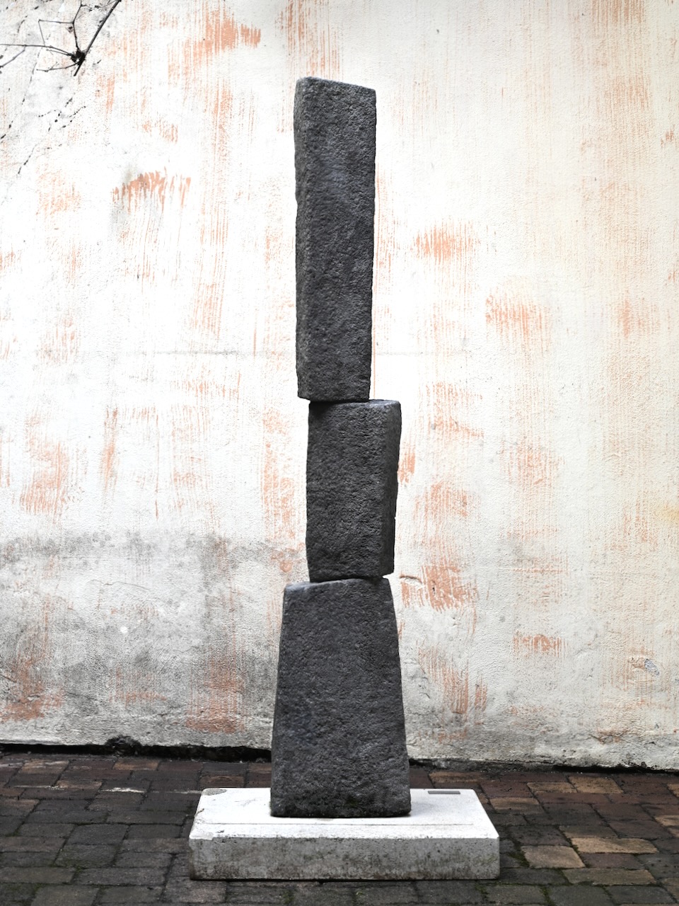 Verlass, 2018, gunite, 176 x 28 x 18 cm