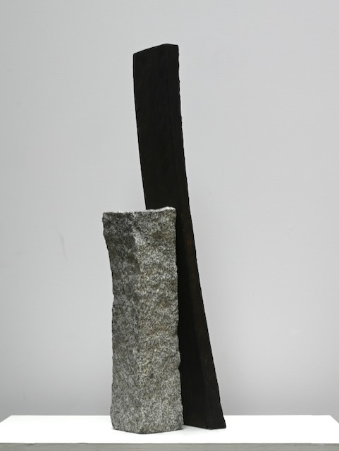 Transition, 2019, Granit, Eiche geflämmt, Höhe 90 cm