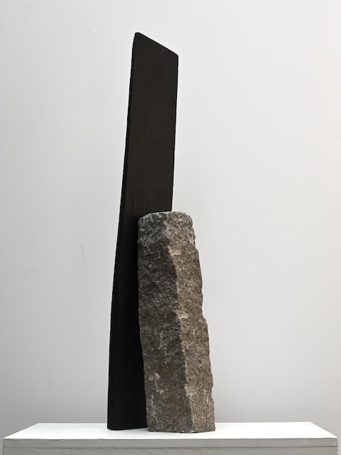 Leaning 2019, Granit, Eiche geflämmt, Höhe 140 cm
